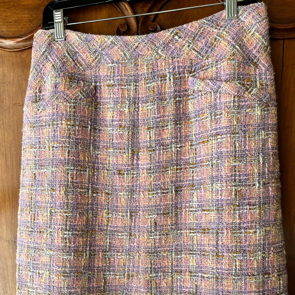 Chanel size 42 skirt. Beautiful condition only worn a few times. 2 small pockets